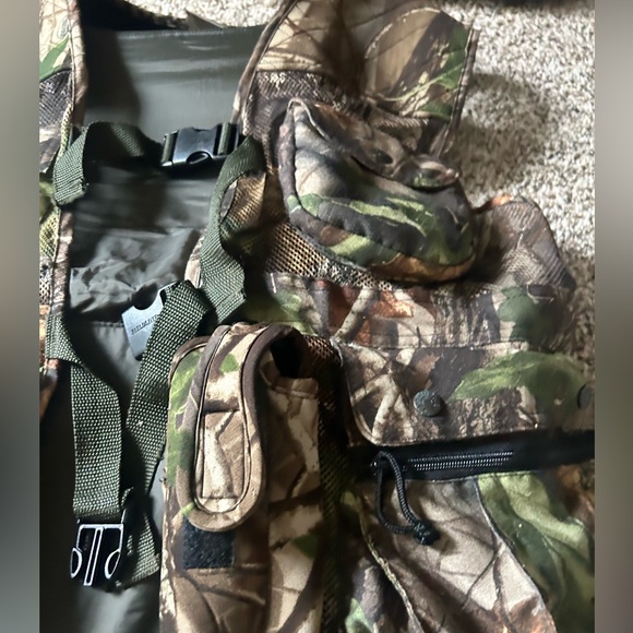 Fieldline Hunting Vest with padded seat - Picture 3 of 11